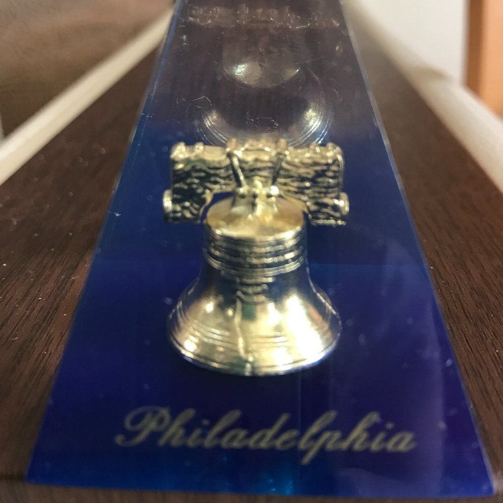 Vintage Acrylic Pyramid Philadelphia Liberty Bell Desktop Paper Weight Souvenir